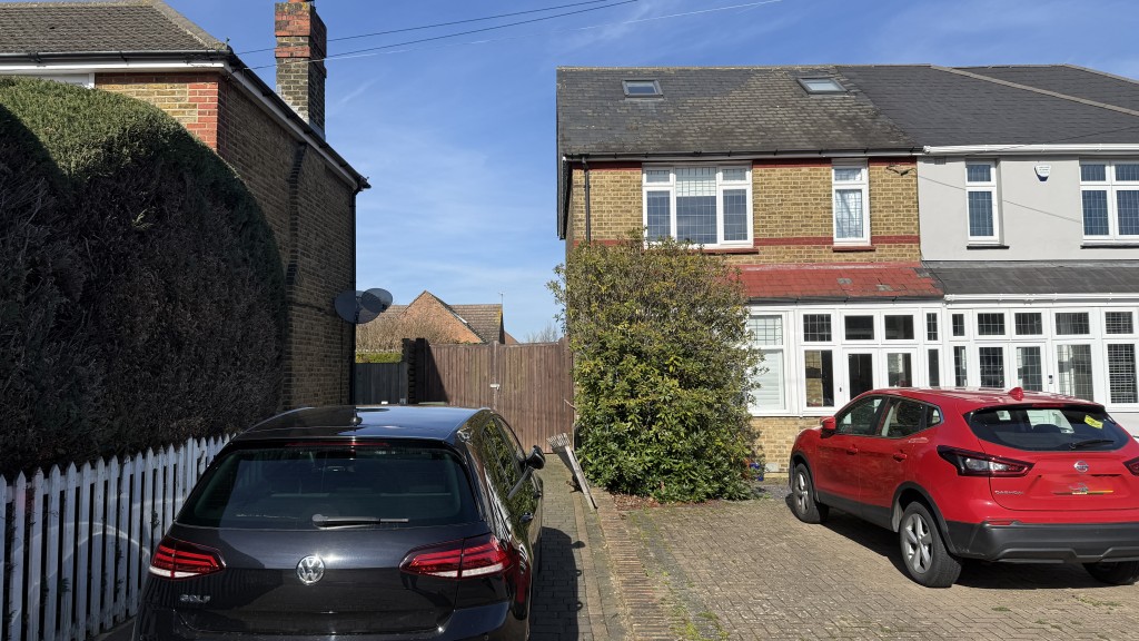 Lot: 108 - FREEHOLD RESIDENTIAL DEVELOPMENT SITE - Image of gates from main road